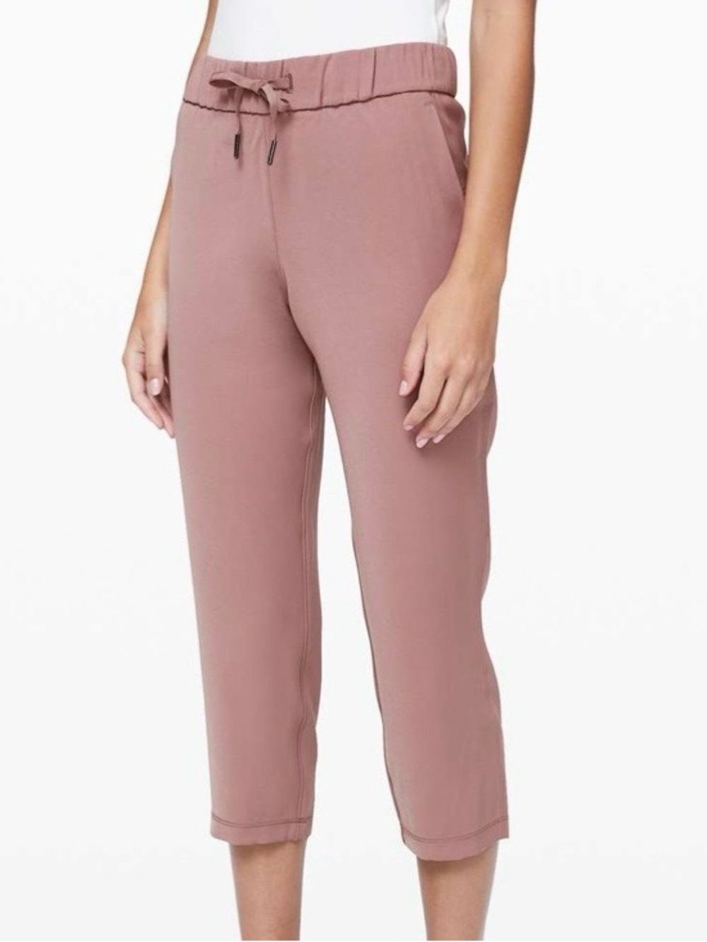 Lululemon Women’s On the Fly Crop Woven 23"
Red Dust Size 8